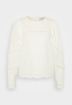 Witte blouse met lange mouwen, voorzien van pofmouwen, geborduurde patronen en een gegolfde zoom. Gemaakt van een lichte stof met een gladde textuur.
