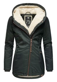 Veste isolante vert foncé avec une doublure intérieure en peluche beigne, un devant zippé et une capuche. Comprend des poignets côtelés et un tissu légèrement texturé.