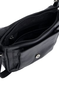 Czarna skórzana torba na ramię z wieloma zamykanymi na zamek kieszeniami oraz przednią kieszenią z zapięciem na magnes, pokazana otwarta.