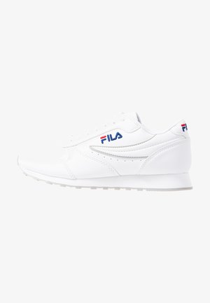 Białe sportowe buty z gładką syntetyczną cholewką, sznurowanym zapięciem, logotypem Fila w niebieskim i czerwonym kolorze oraz niskoprofilową gumową podeszwą.