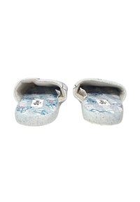 At slippers in tessuto grigio con una texture morbida, design aperto sul retro e suole interne decorate con grafica floreale blu e rosa.