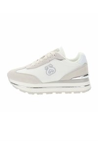 Sneaker che presenta un mix di mesh bianco e suede grigio, un accento metallico argento sulla suola e una superficie testurizzata. Design con lacci.