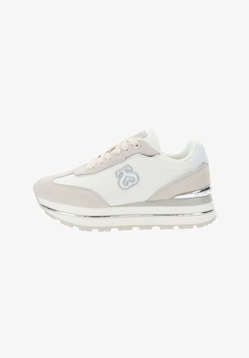 Sneaker z mieszanką białej siateczki i szarego zamszu, z metaliczno-srebrnym akcentem na podeszwie i teksturowaną powierzchnią. Zapięcie na sznurówki.