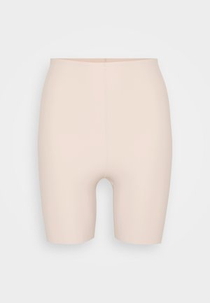 Beige stretchy shorts med en glatt tekstur, har høyt liv og faller akkurat over kneet, designet for komfort og allsidighet.