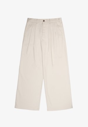 Beżowe spodnie o szerokich nogawkach z przednimi zakładkami, bocznymi kieszeniami, szlufkami na pasek i zapięciem na guzik w pasie.