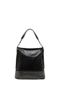 Zwarte leren handtas met een gladde textuur, voorzien van een studded metalen accent aan de basis en een schouderband met decoratieve schakels.