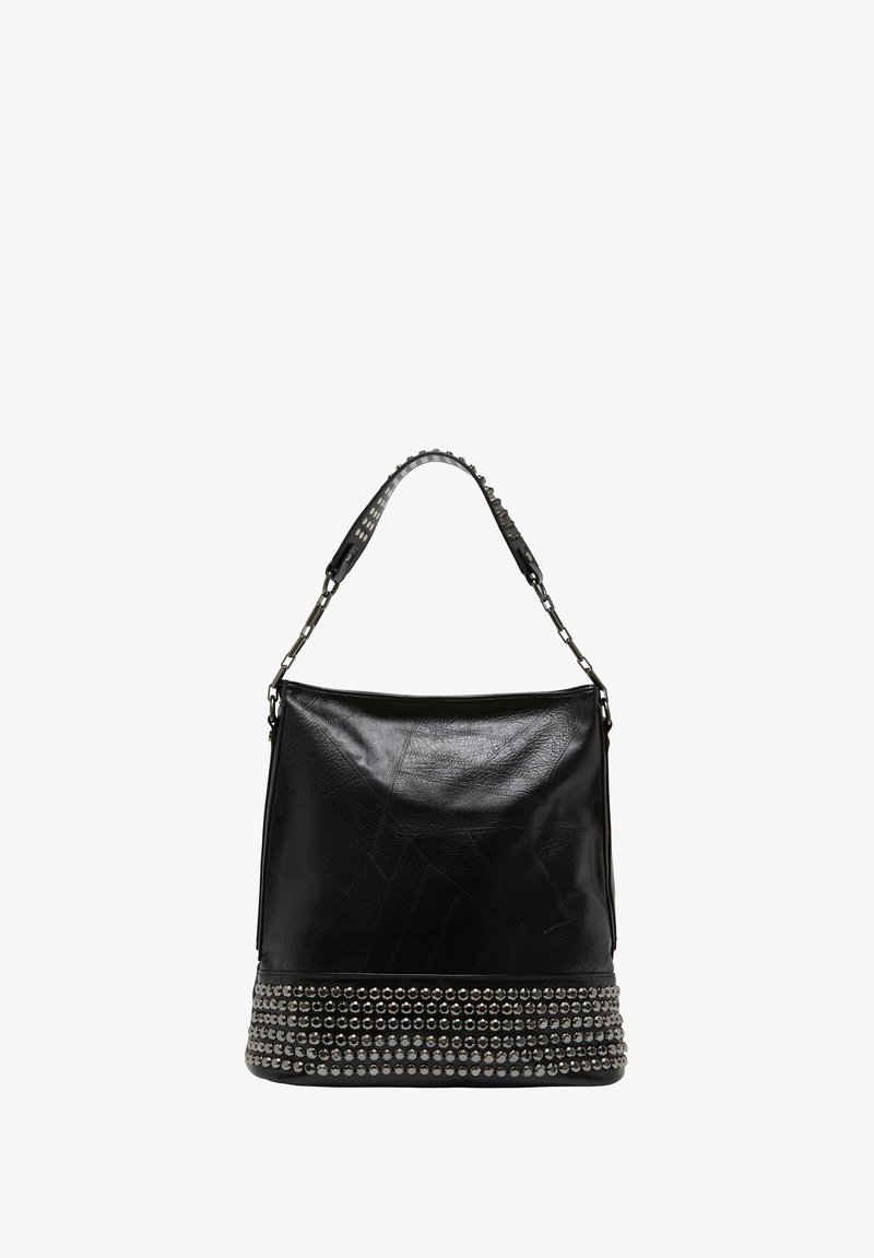 Sort læderhandtaske med en glat tekstur, prydet med en nittermetaldetalje i bunden og en skulderrem med dekorative led.