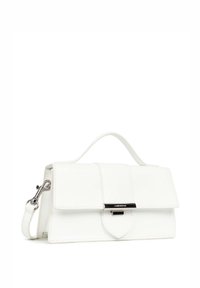 Weiße Kunstleder-Handtasche mit Klappenverschluss, silberner Hardware, einem oberen Griff und einem abnehmbaren Schultergurt; rechteckige Form, glatte Textur.