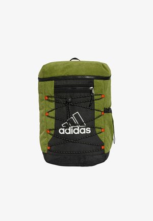 Sac à dos Adidas vert et noir avec une surface texturée, un cordon élastique à l'avant, une poche zippée et un logo bien visible.