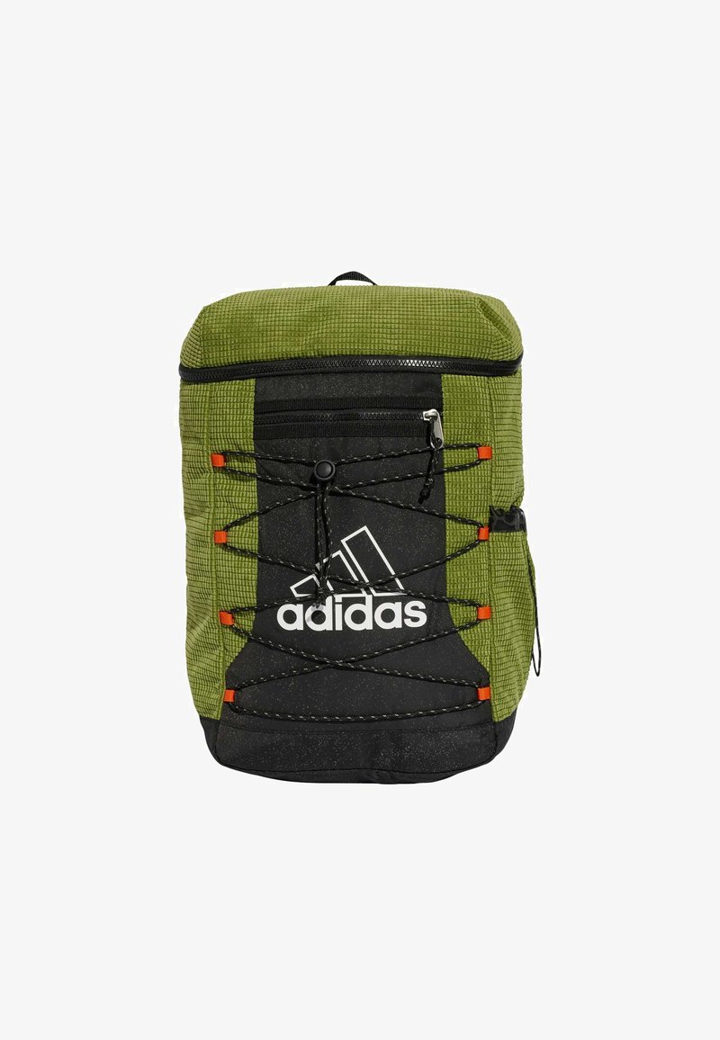 Zelený a čierny batoh Adidas s textúrovaným povrchom, predným elastickým lanom, zipsovým vreckom a výrazným logom.