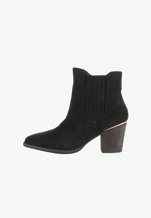 Stivale alla caviglia in suede nero con punta affilata, pannelli laterali elastici rigati e tacco in legno impilato con accento metallico.