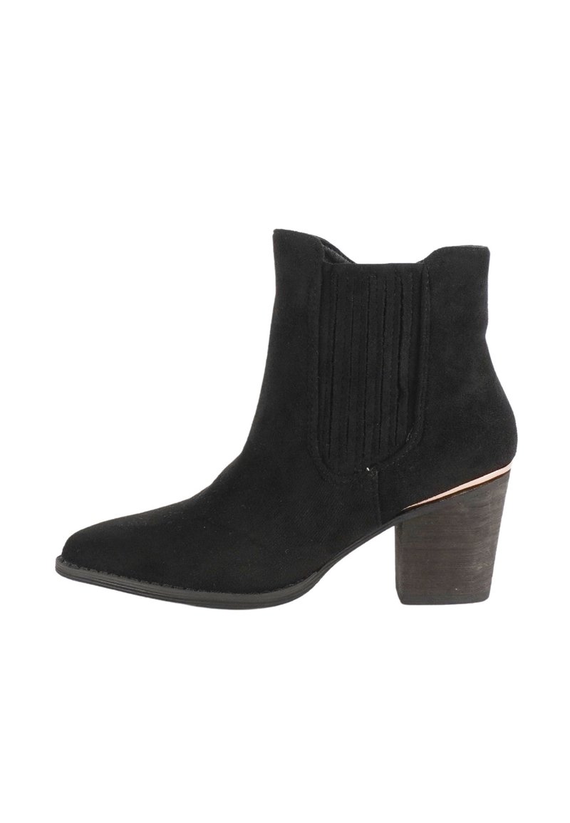 Stivale alla caviglia in suede nero con punta affilata, pannelli laterali elastici rigati e tacco in legno impilato con accento metallico.