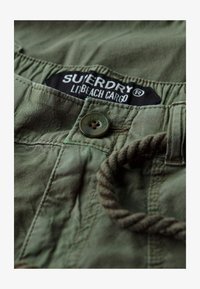 Sélectionné, military duck green