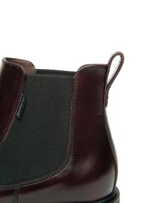 Stivale Chelsea in pelle di un profondo borgogna, con pannelli laterali elastici, cuciture testurizzate e una linguetta sul retro per una facile calzata.