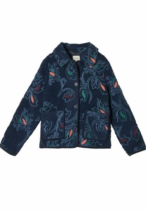 Fleece-Jacke in Marineblau mit floralem Muster in Grün und Pink. Verfügt über einen Kragen, einen Knopfverschluss und zwei Vorderpacktaschen.