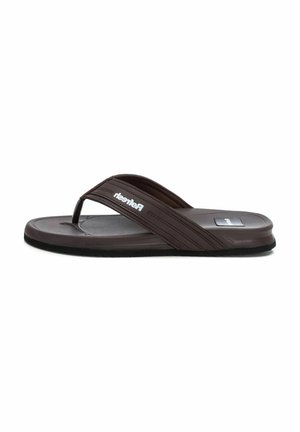 Sandal de flip-flop marrón con suela plana, plantilla texturizada y una correa en forma de V, con un logotipo en la correa y detalles sutiles.