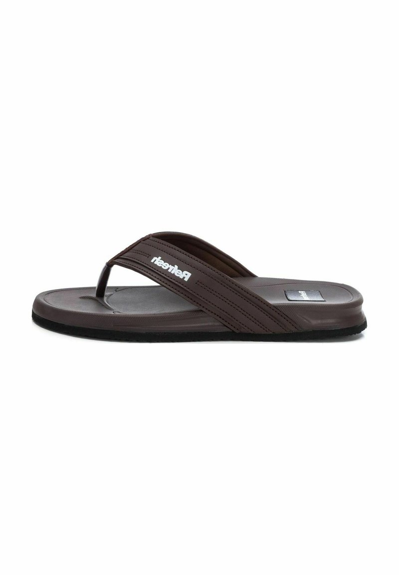 Sandal de flip-flop marrón con suela plana, plantilla texturizada y una correa en forma de V, con un logotipo en la correa y detalles sutiles.