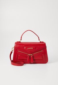 Röd läderhandväska med en strukturerad design, som har gyllene detaljer, dubbla dragkedjor och en justerbar rem. Pr präglad logotyp på framsidan.
