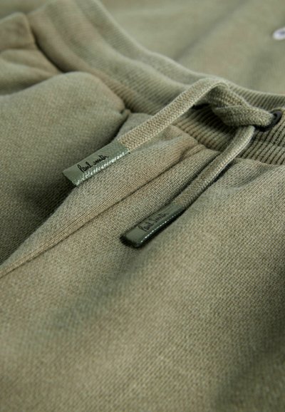 Olivengrønt sweatshirtstof med en tekstureret overflade; har en snøre og diskrete brandinglabels syet ind i materialet.