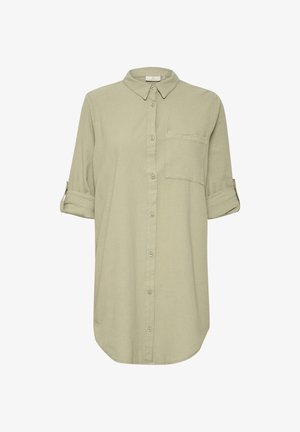 Gaiši olīvu krāsas krekliņkleita ar pogām, ar uzlocītām piedurknēm, smailu apkakli un vienu krūšu kabatu.