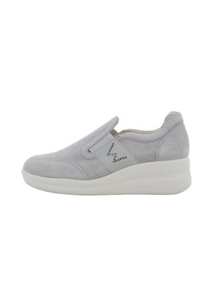 Sneaker slip-on grigio chiaro con tomaia traforata, suola bianca ammortizzata e dettaglio decorativo a forma di "W" sul pannello laterale elastico.