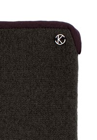 Tessuto di lana grigio scuro con una texture liscia, caratterizzato da una bordatura bordeaux e un piccolo logo argentato con un accento "K".
