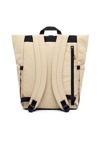 Beige ryggsäck med en strukturerad design, svarta remmar, ett handtag högst upp och en sidoficka med dragkedja och en orange dragflik. Beständig material.