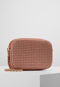 Borsa a tracolla con motivo di rose, forma rettangolare, tracolla in catena dorata e superficie texture. Chiusura con zip sulla parte superiore.