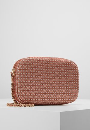Borsa a tracolla con motivo di rose, forma rettangolare, tracolla in catena dorata e superficie texture. Chiusura con zip sulla parte superiore.