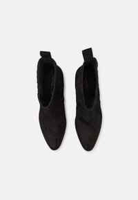 Czarne botki za kostkę wykonane z gładkiego weluru, z ostrym noskiem i żeberkowym akcentem przy kostce, z pętlą ułatwiającą zakładanie.