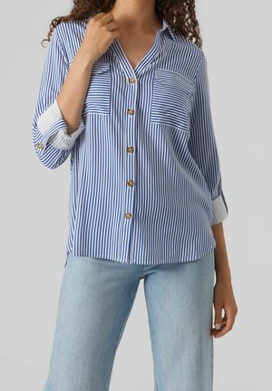 Knap-up skjorte med blå og hvide lodrette striber, to brystlommer og oprullede ærmer. Lavet af et letvægtsstof.