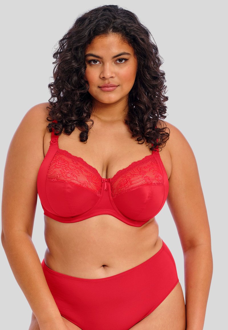 Soutien-gorge rouge avec des détails en dentelle, bonnets moulés et bretelles réglables. Associé à une culotte rouge taille haute, avec une texture de tissu lisse.