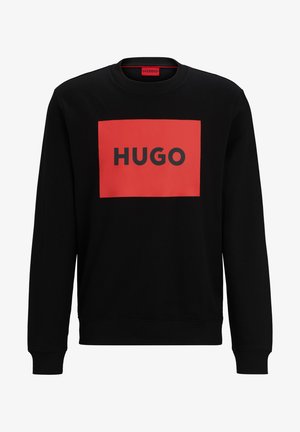 Sort sweatshirt med en rød rektangulær grafik. Ordet "HUGO" er fremhævet i fed sort skrifttype. Ribbet halsudskæring og manchetter.