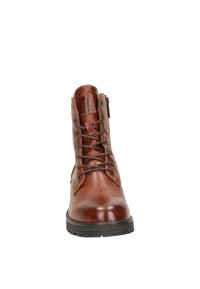 Botte cheville en cuir marron avec bout rond, lacets et fermeture éclair sur le côté. Tige texturée et semelle en caoutchouc avec motif pour une meilleure adhérence.