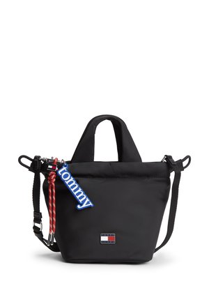 Čierna malá taška tote s krátkymi rukoväťami a nastaviteľným ramenným popruhom, zdobená červeným šnúrom a modrým štítkom "tommy" a malým logom Tommy Jeans.