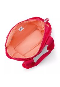 Borsa in nylon rosa con chiusura a zip e una morbida fodera in pesca. Caratterizzata da una maniglia robusta e un piccolo dettaglio a pom-pom. L'interno ha due scomparti.