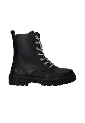 Bottines noires en cuir avec des œillets et des lacets en argent, semelle robuste, détails cousus et un petit logo sur le côté.