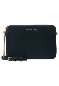 Černá kožená crossbody taška se zlatým kováním, s řetízkovým popruhem a embosovaným logem. Obdélníkový tvar s texturovaným povrchem.