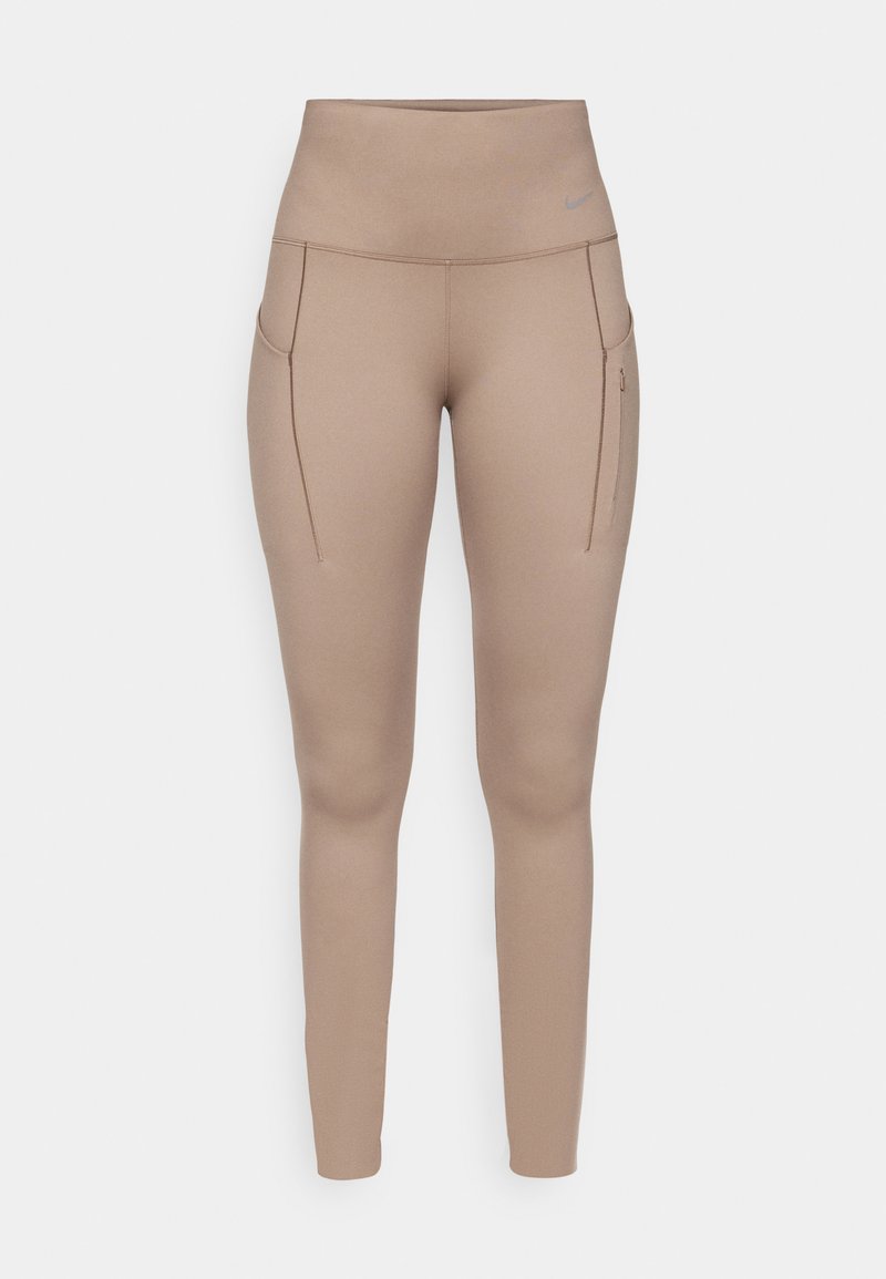 Beige sportleggings met een hoge taille, voorzien van twee zijzakken en een zachte, rekbare stof. Subtiele logo-detail in grijs.