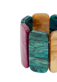 Bracciale a manica colorato con segmenti rettangolari in turchese, ambra e magenta. Finitura liscia e lucida con motivi vorticosi e sottili accentuazioni di glitter.