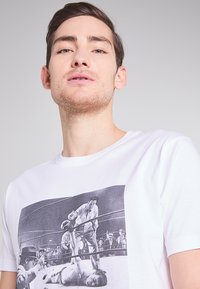 Mister Tee GOING DOWN TEE - Triko s potiskem - white
