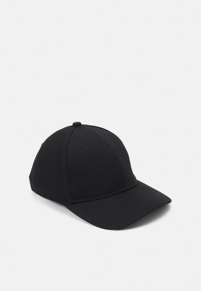 Casquette de baseball noire avec visière courbée et panneaux cousus, présentée sur un fond uni gris clair.