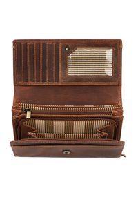 Portefeuille en cuir marron ouvert pour montrer plusieurs emplacements pour cartes, une fenêtre ID transparente, des compartiments zippés et un doublure en tissu rayé à l'intérieur.