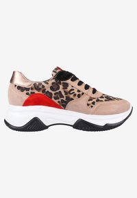 Sneaker kuosilla leopardin täplillä, joka on beigea mokkaa ja punaisilla yksityiskohdilla. Varustettu mustilla nauhoilla, metallinhohtoisella kultaisella kantapäällä ja valkoisella sekä mustalla kumipohjalla.