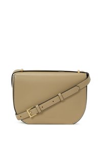 Borsa a tracolla in pelle beige con forma curvata, tracolla regolabile, dettagli in metallo dorato e cuciture a contrasto.