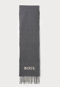 Mørk grå uldscarf med frynser i enderne og "BOSS" logo vævet nær en frynse i beige og hvid.