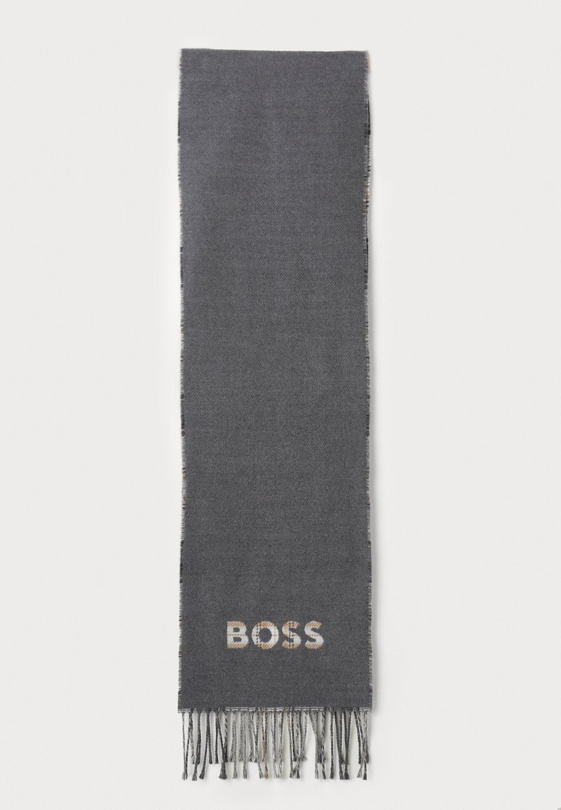 Mørk grå uldscarf med frynser i enderne og "BOSS" logo vævet nær en frynse i beige og hvid.