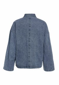 Jeansjacka i mellanmörkblått, med avslappnad passform, nerfälld krage, sänkta axlar och enkel design på ryggen. Mjuk textur och synliga sömmar.