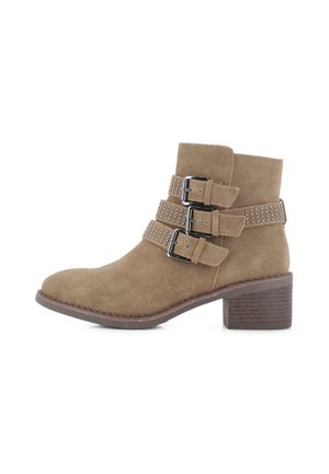 Botas de ante taupe hasta el tobillo con tres correas con hebillas y acentos de tachuelas plateadas, con un tacón de madera gruesa y un diseño de punta redonda.