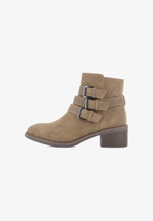 Botas de ante taupe hasta el tobillo con tres correas con hebillas y acentos de tachuelas plateadas, con un tacón de madera gruesa y un diseño de punta redonda.